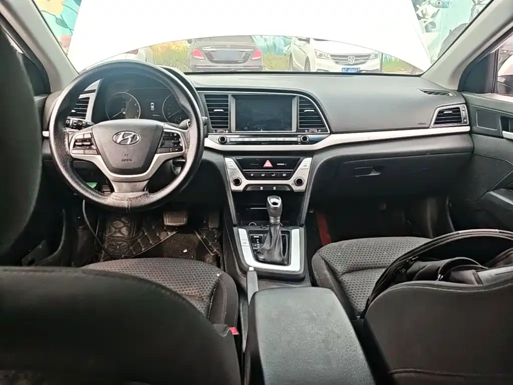 Hyundai Elantra — миниатюра 10