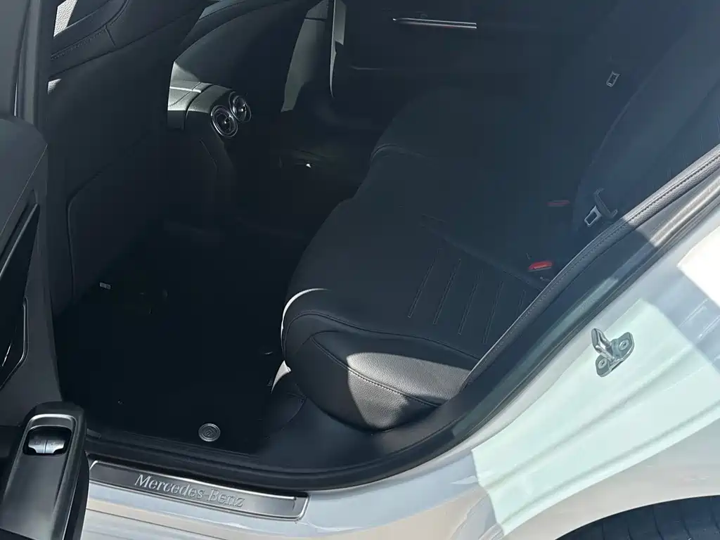 Mercedes-Benz C-Class — миниатюра 6