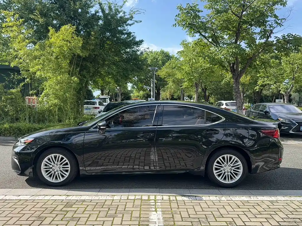 Lexus ES — миниатюра 9