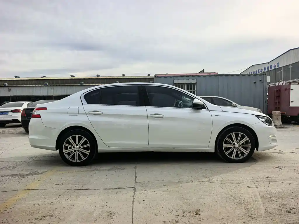 PEUGEOT 408