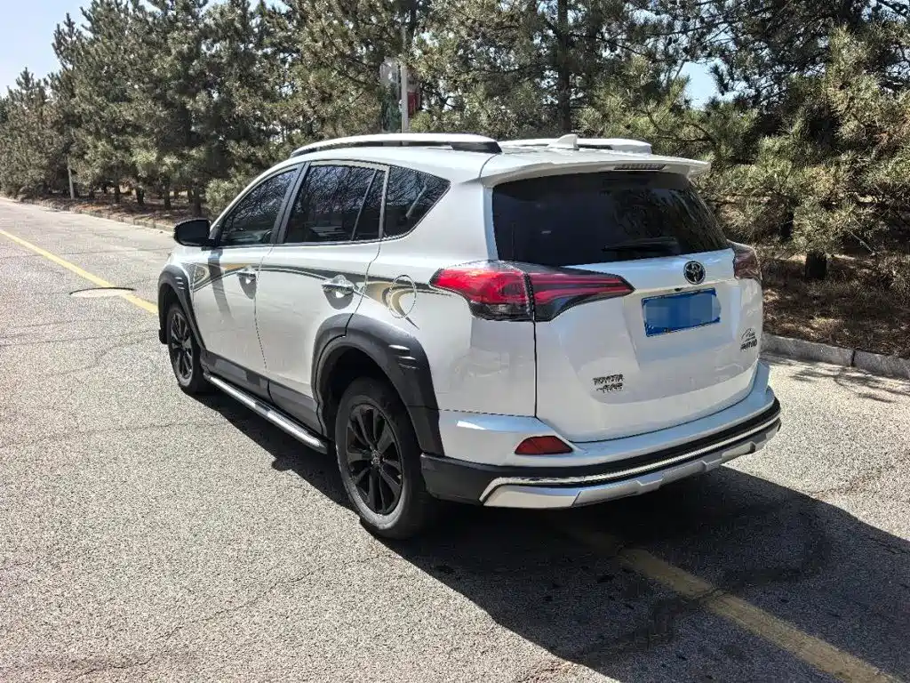 Toyota RAV4 — миниатюра 7