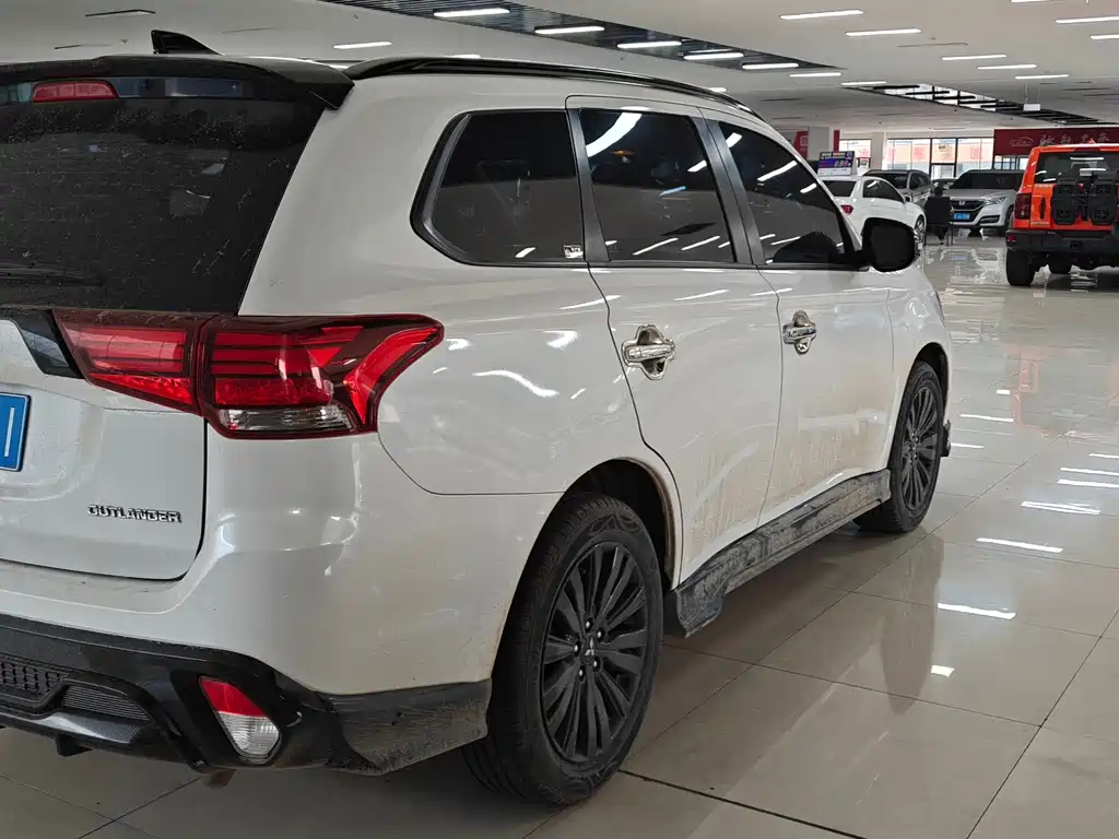 Mitsubishi Outlander — миниатюра 6