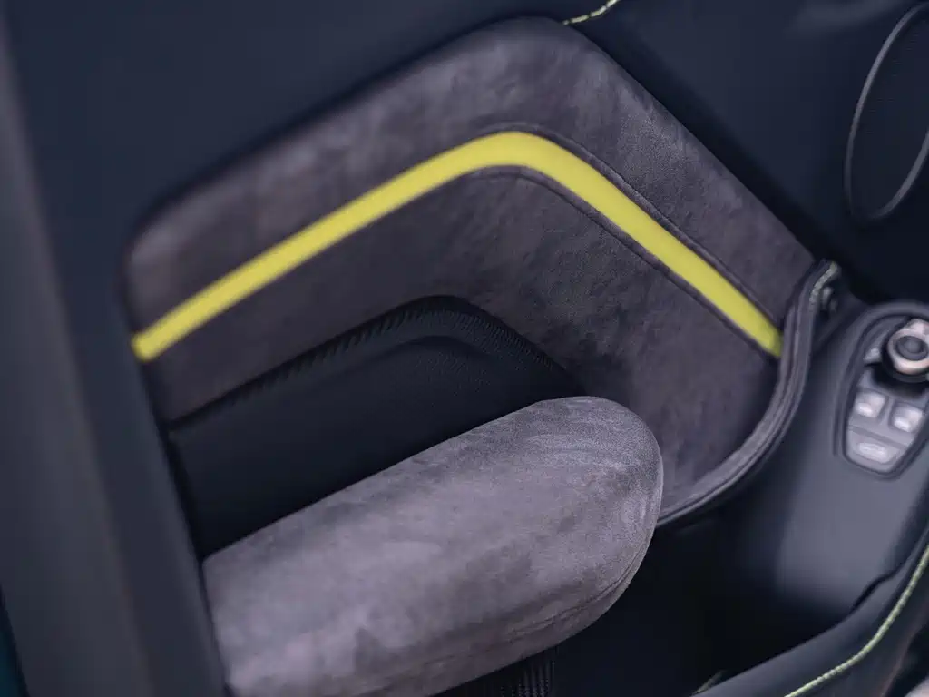 Aston Martin V8 Vantage — миниатюра 10