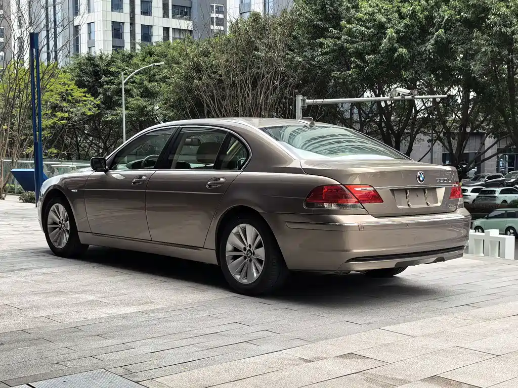 BMW 7 Series — миниатюра 3