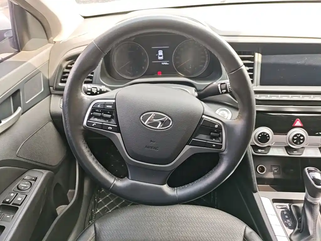 Hyundai Elantra — миниатюра 11