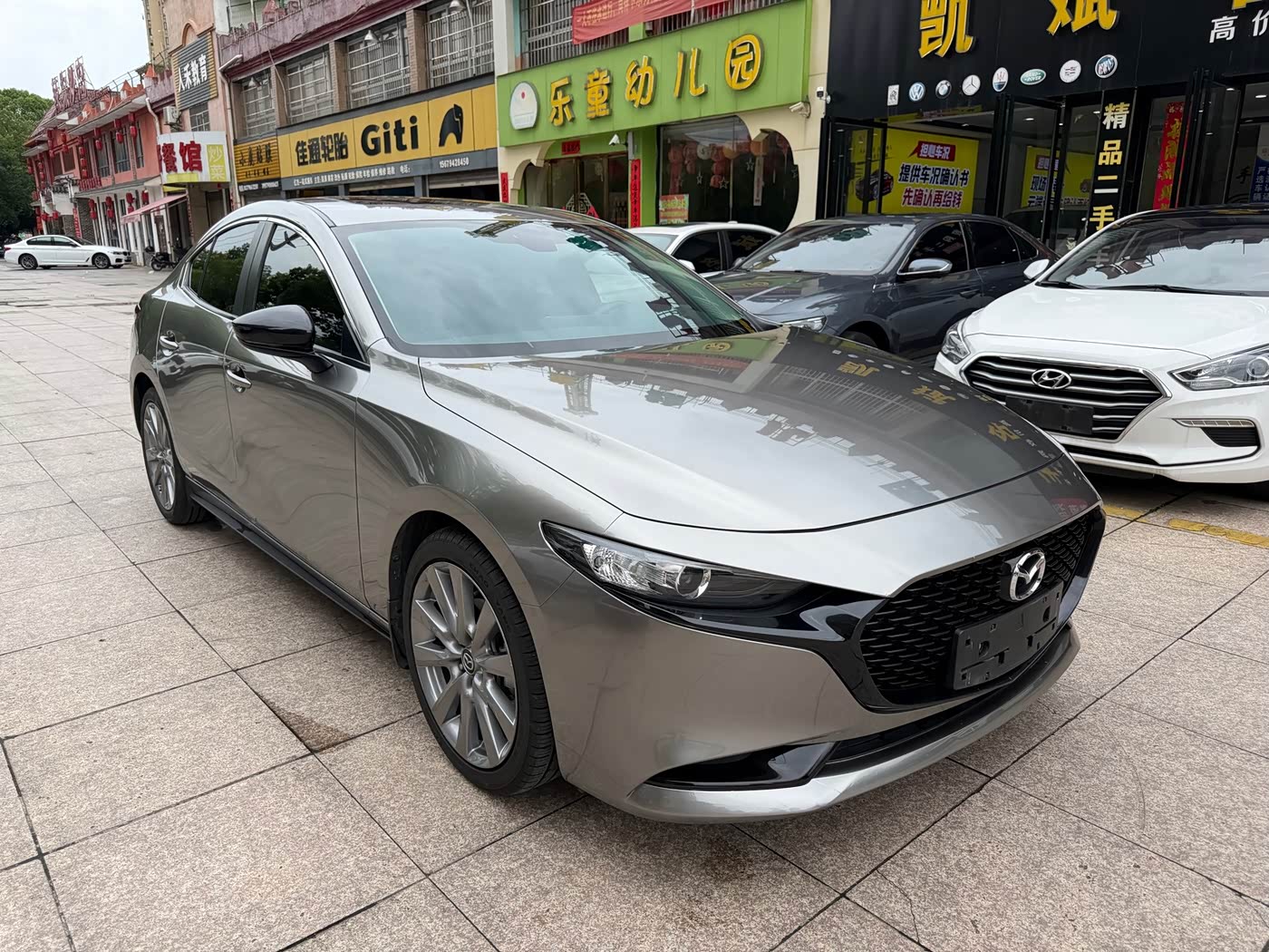 Mazda Mazda3 Axela 2.0 л 2021 г. красный/фиолетовый, пробег 40000 км