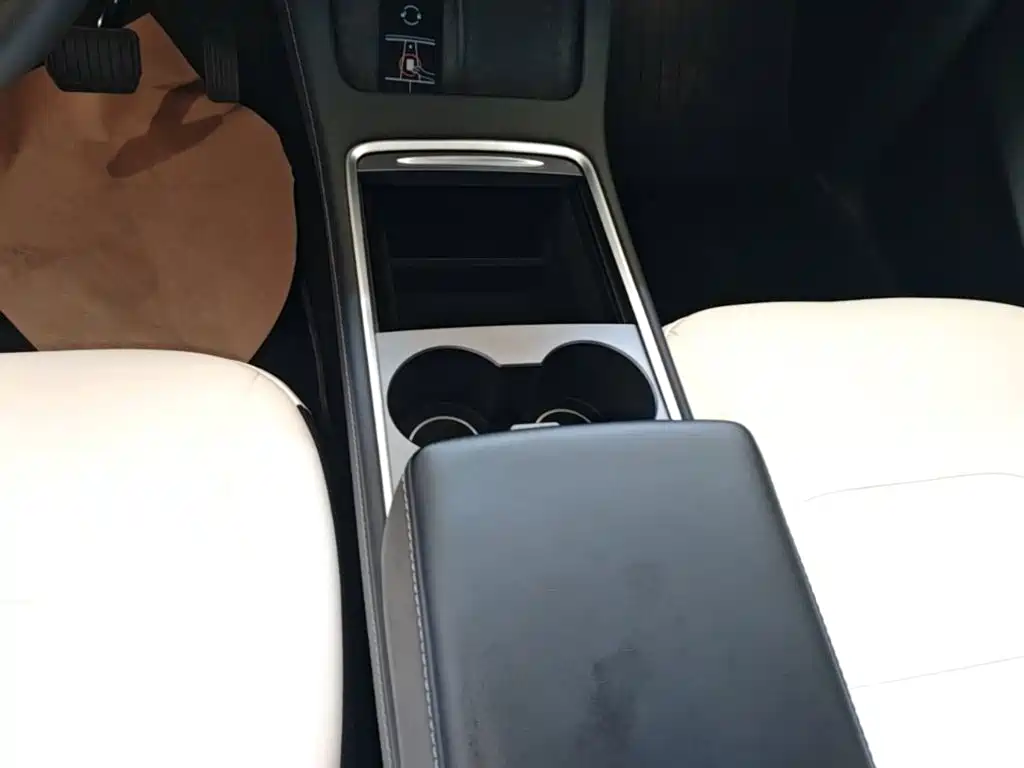 Tesla Model Y — миниатюра 14
