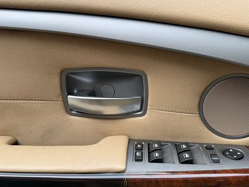 BMW 7 Series — миниатюра 5