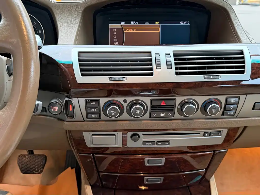 BMW 7 Series — миниатюра 7