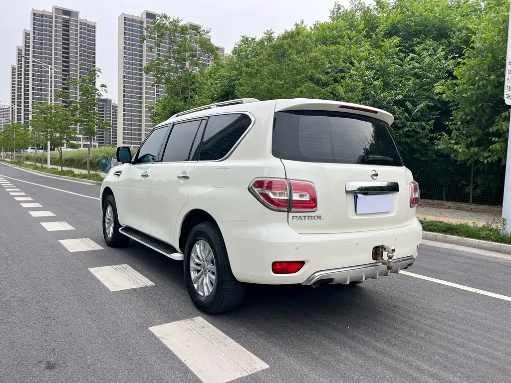 Nissan Patrol — миниатюра 7