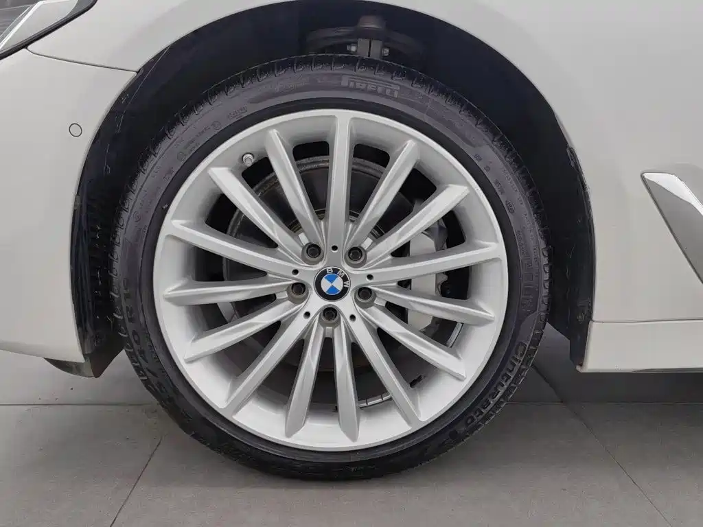 BMW 5 Series — миниатюра 17
