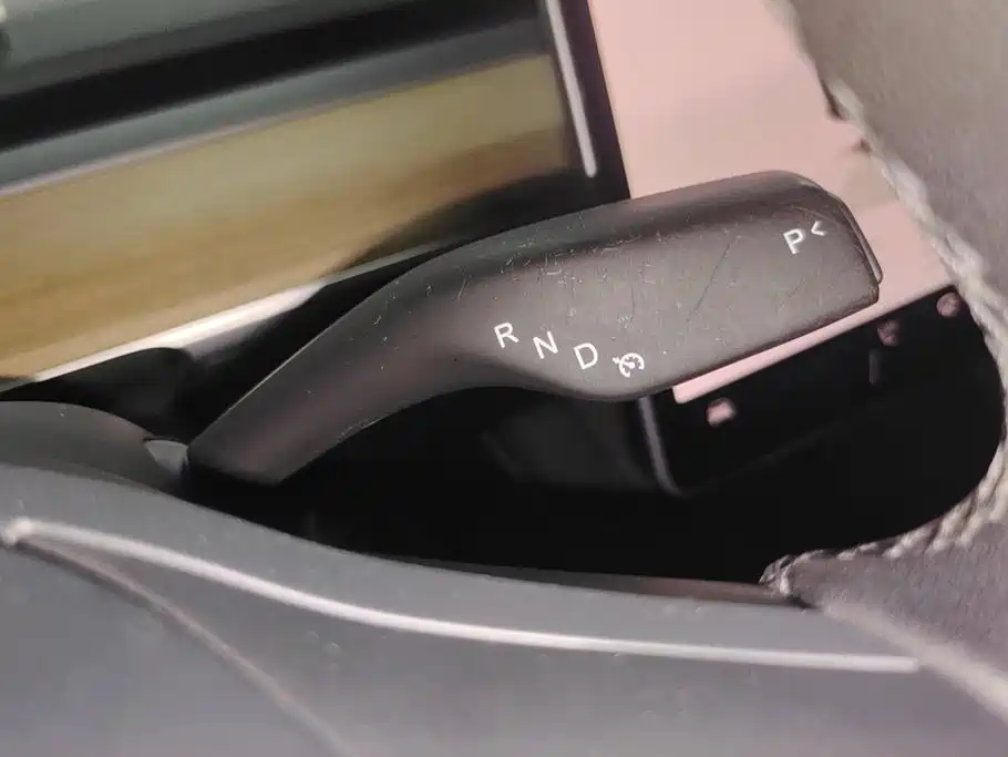 Tesla Model Y — миниатюра 16