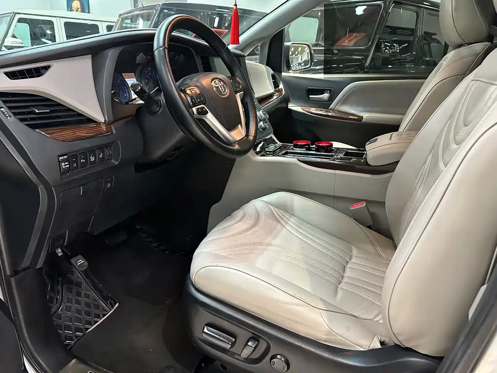 Toyota Sienna — миниатюра 6