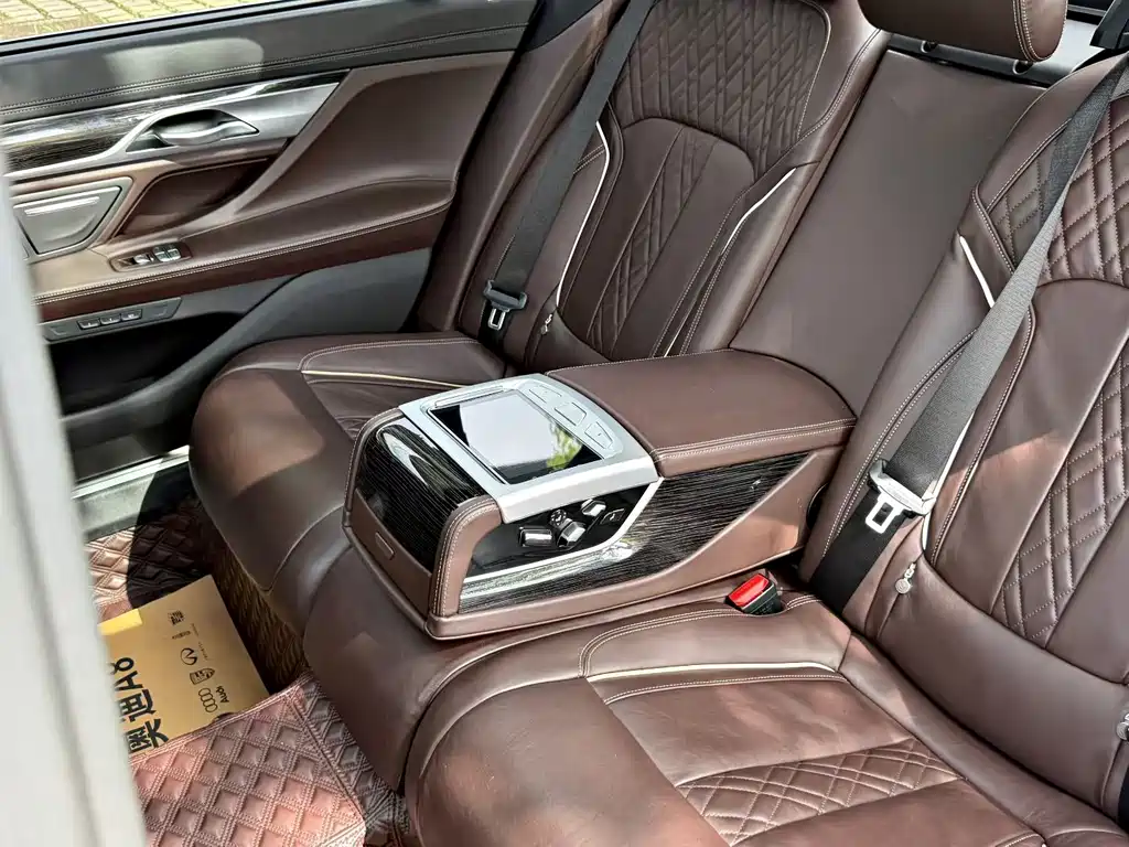 BMW 7 Series — миниатюра 6