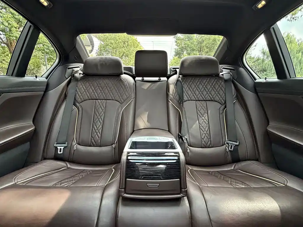 BMW 7 Series — миниатюра 9