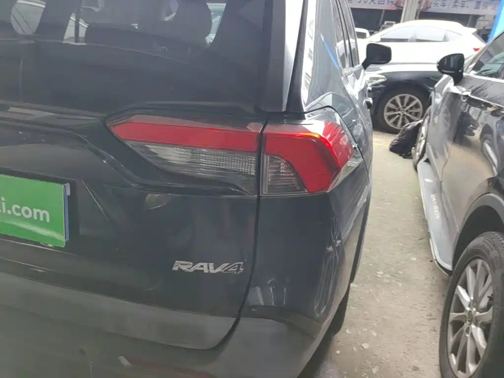 Toyota RAV4 — миниатюра 8