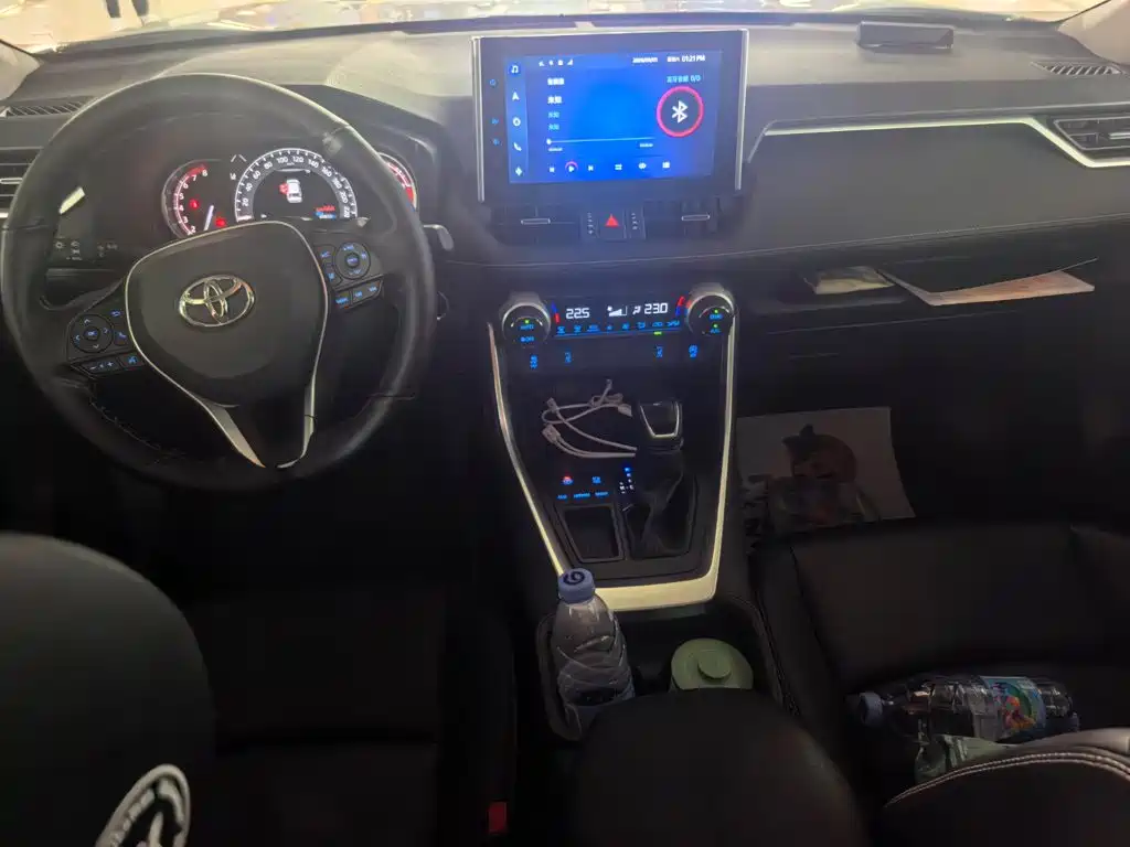 Toyota RAV4 — миниатюра 8
