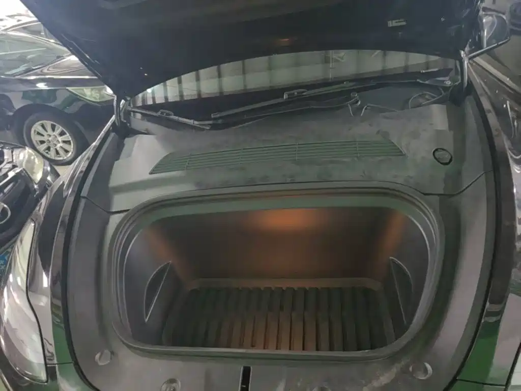 Tesla Model Y — миниатюра 20