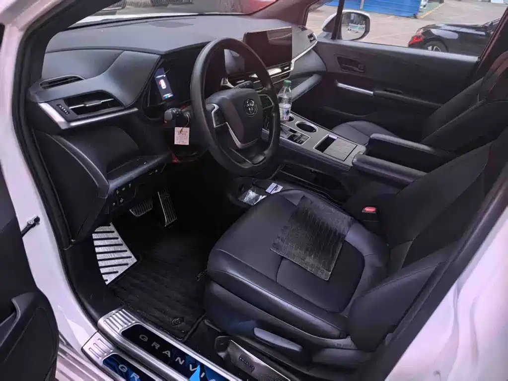 Toyota Granvia — миниатюра 5