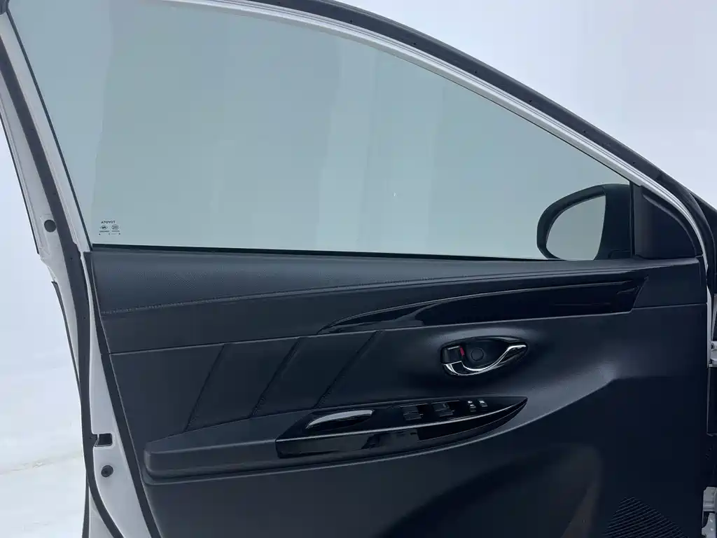 Toyota Yaris L — миниатюра 10