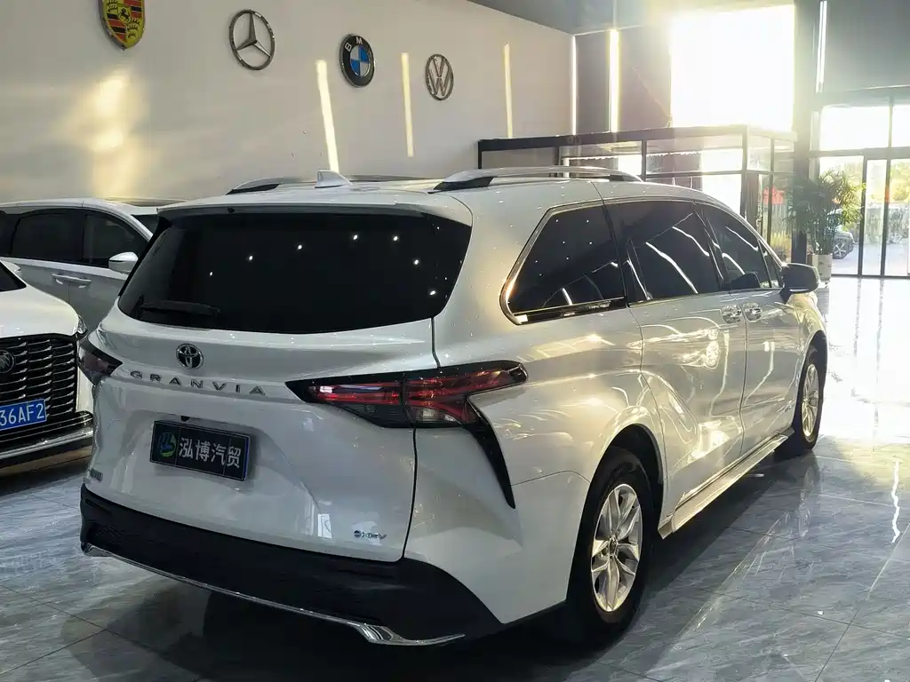 Toyota Granvia — миниатюра 11