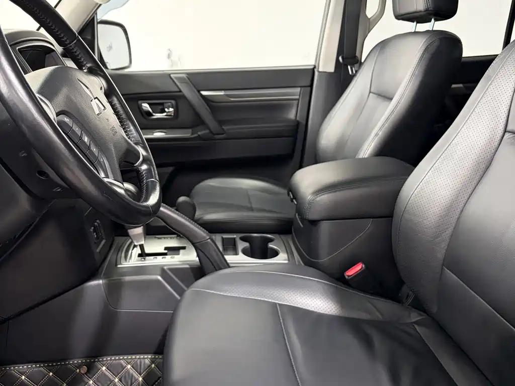 Mitsubishi Pajero (Import) — миниатюра 7