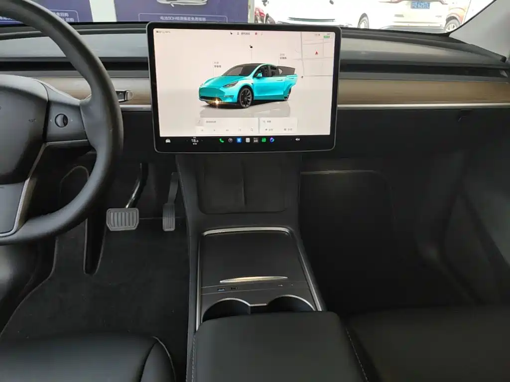 Tesla Model Y — миниатюра 13
