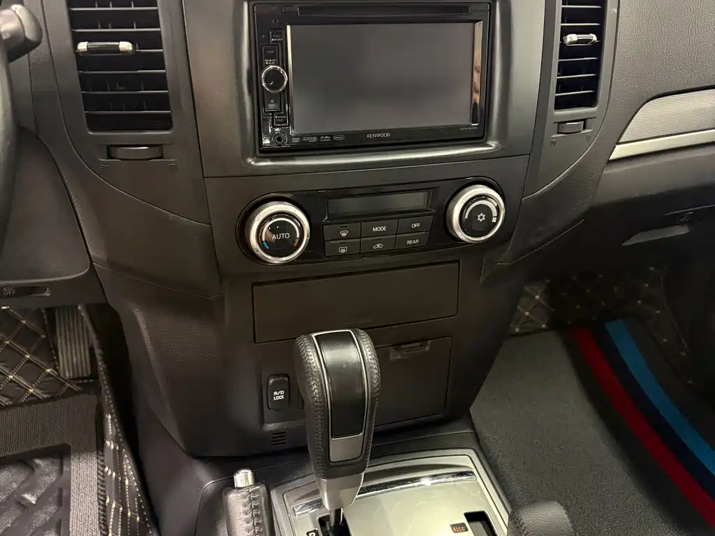 Mitsubishi Pajero (Import) — миниатюра 10