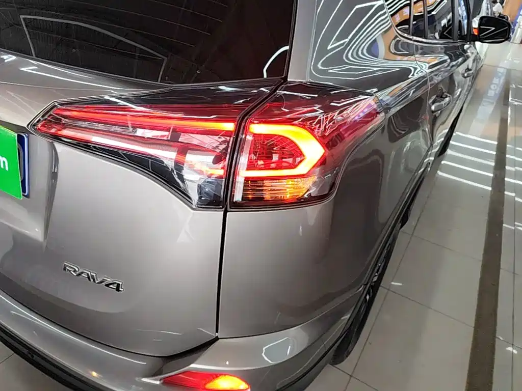 Toyota RAV4 — миниатюра 8