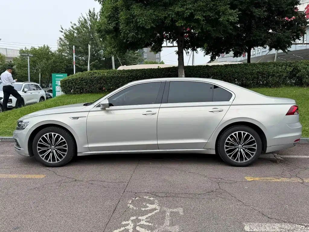 Volkswagen Phideon — миниатюра 3
