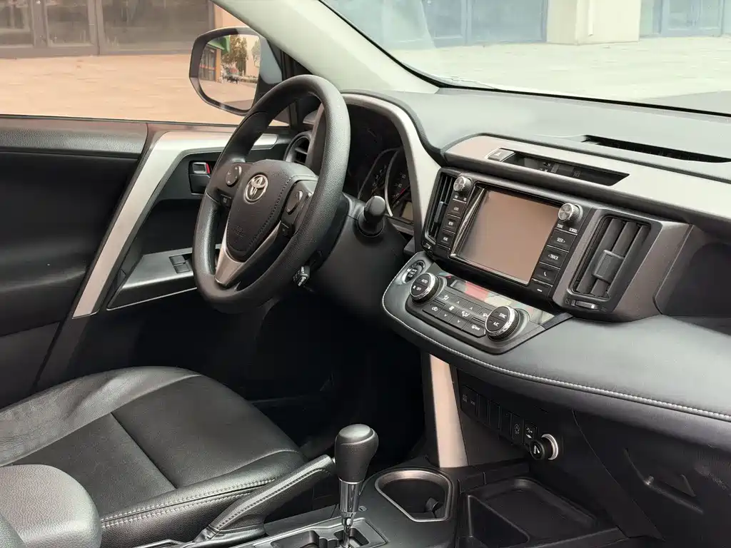 Toyota RAV4 — миниатюра 10
