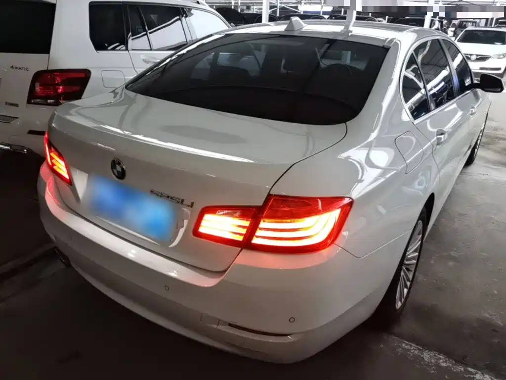BMW 5 Series — миниатюра 7