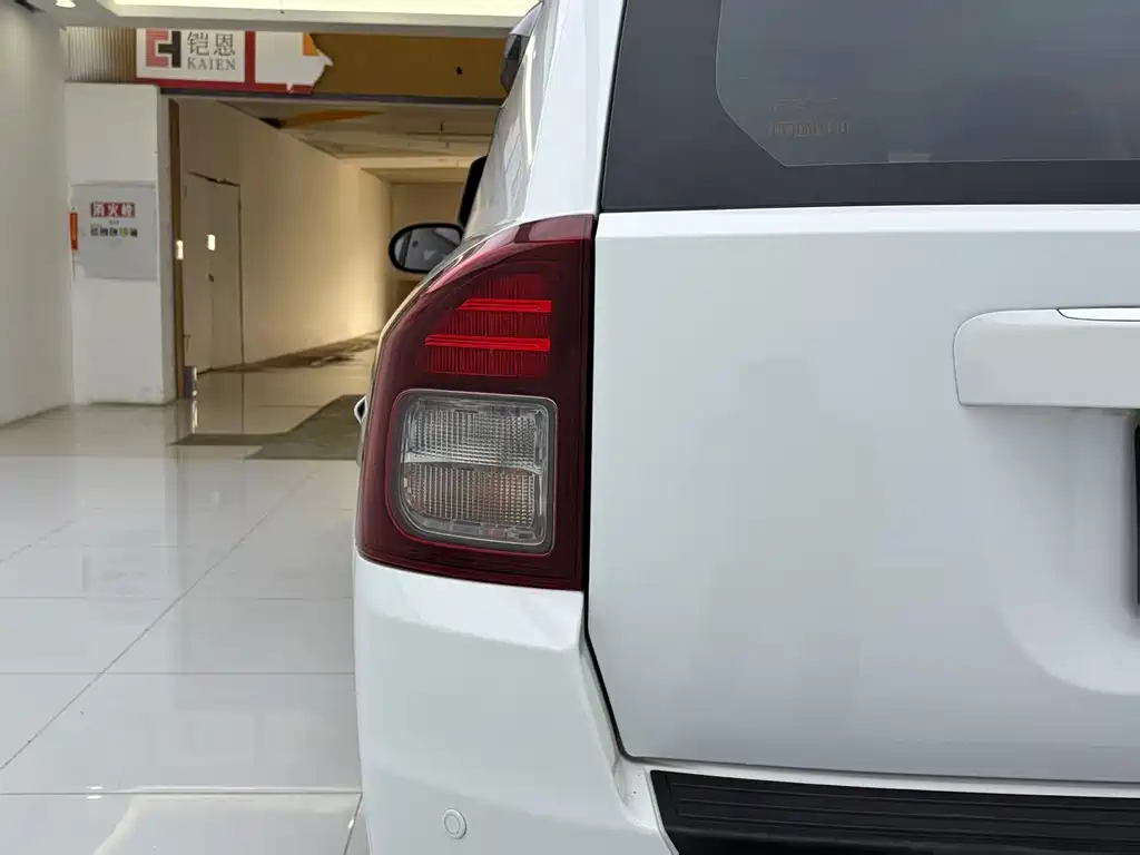 Jeep Compass (Import) — миниатюра 22