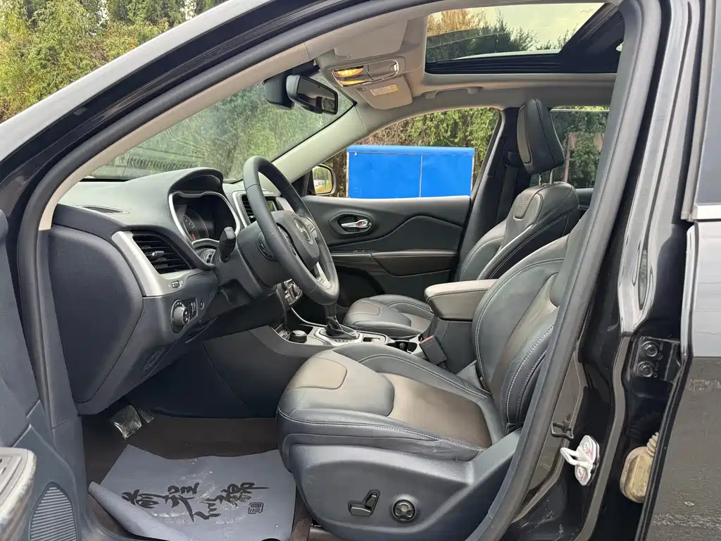 Jeep Cherokee — миниатюра 8