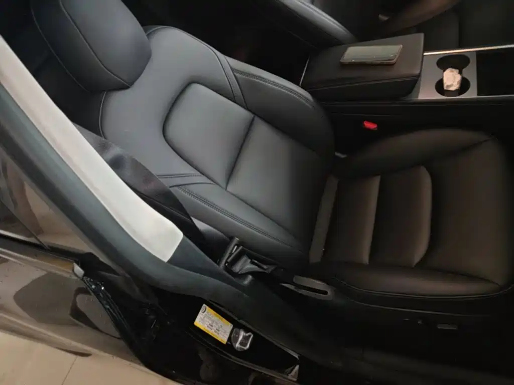 Tesla Model Y — миниатюра 25
