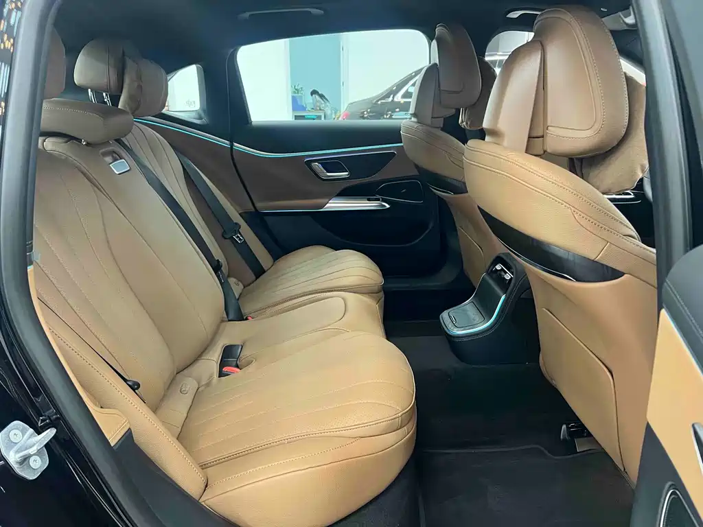 Mercedes-Benz E-Class — миниатюра 11