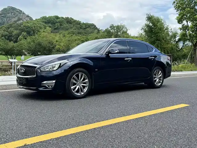 Infiniti Q70