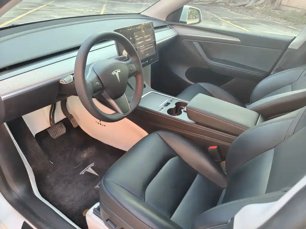Tesla Model Y — миниатюра 9