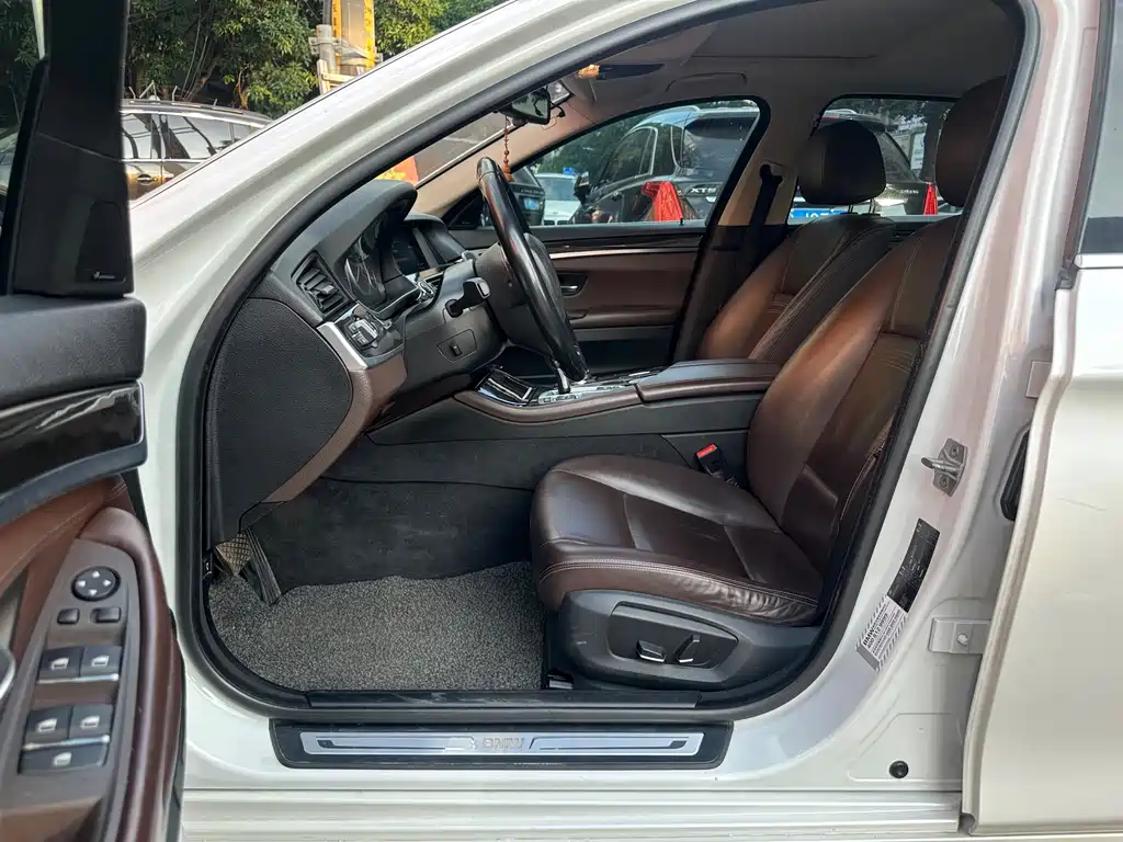 BMW 5 Series — миниатюра 10