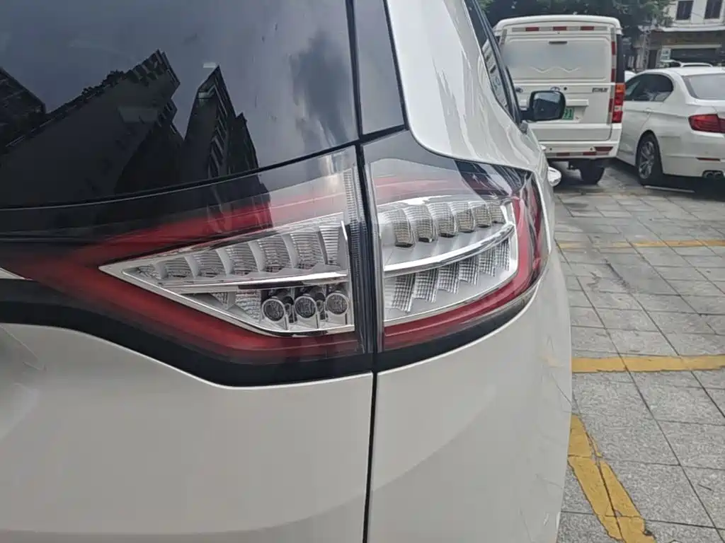 Ford Edge — миниатюра 8