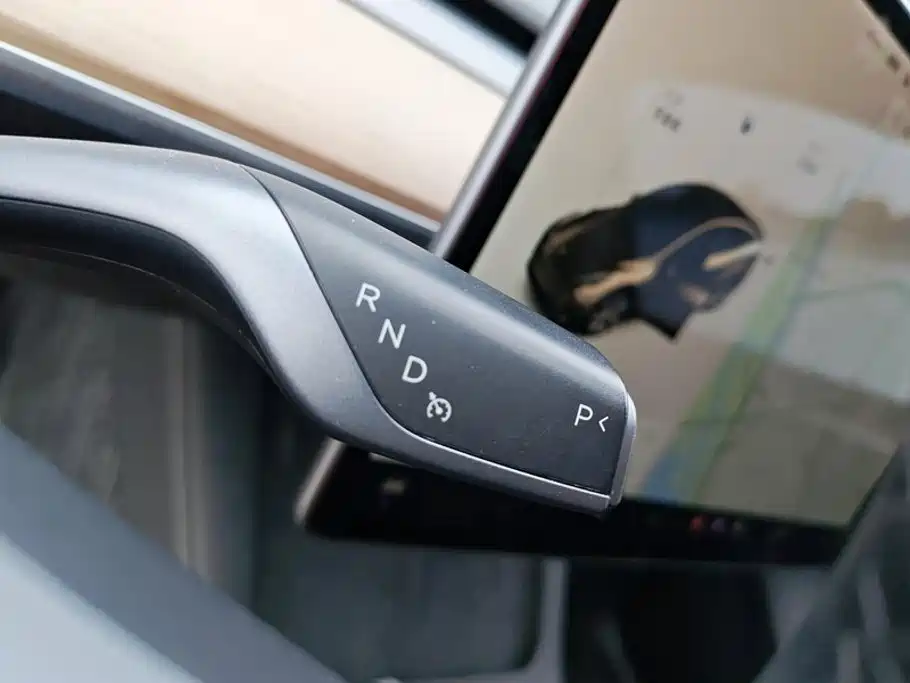 Tesla Model Y — миниатюра 16