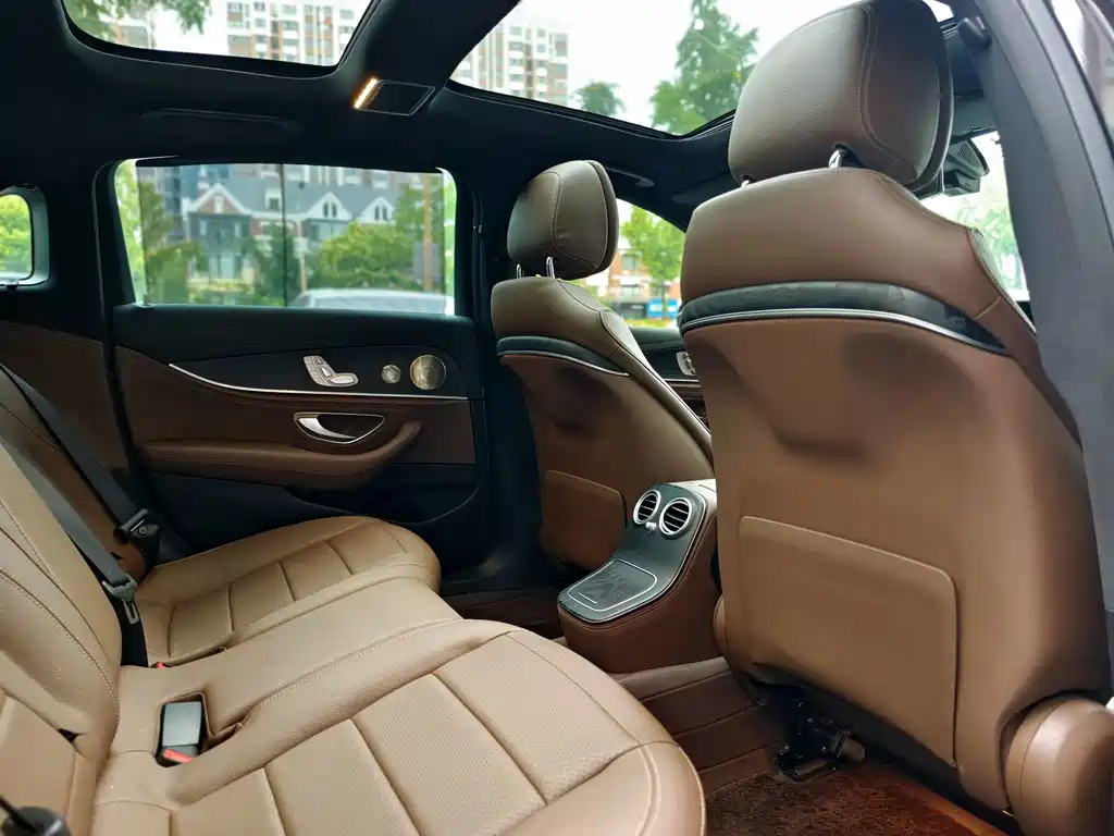Mercedes-Benz E-Class — миниатюра 13