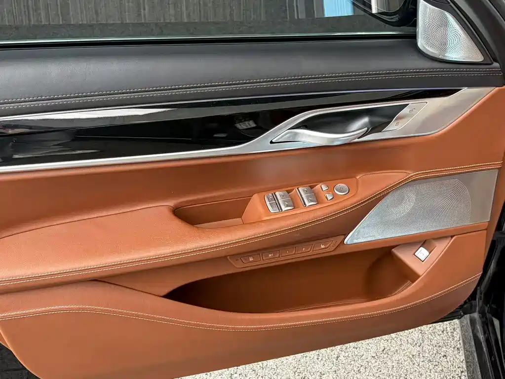 BMW 7 Series — миниатюра 13