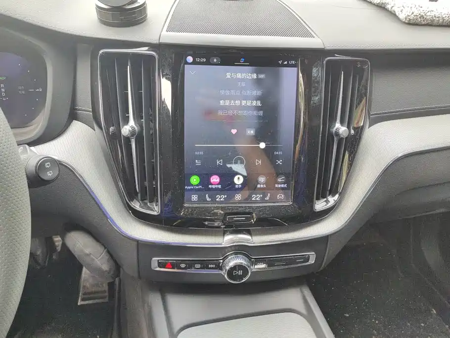Volvo XC60 PHEV — миниатюра 13