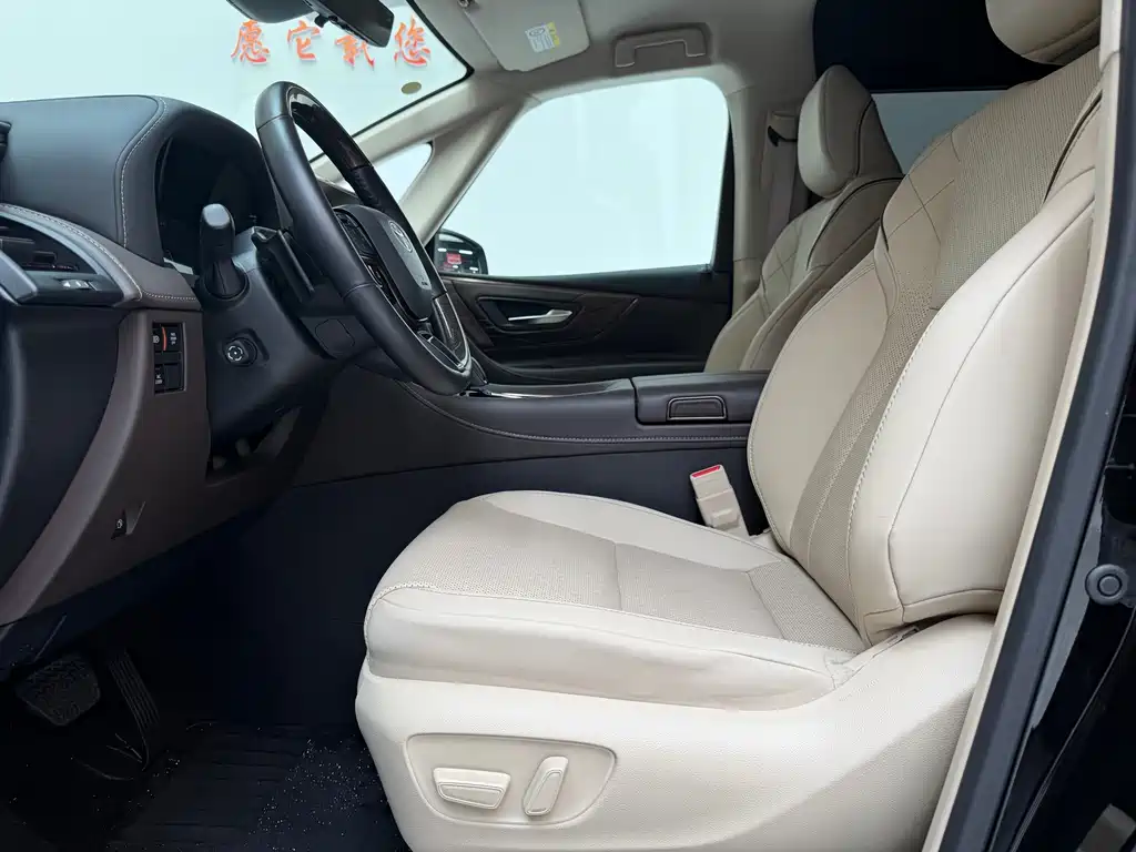 Toyota Alphard — миниатюра 8