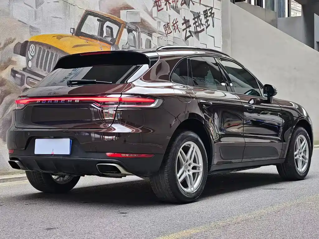 PORSCHE MACAN