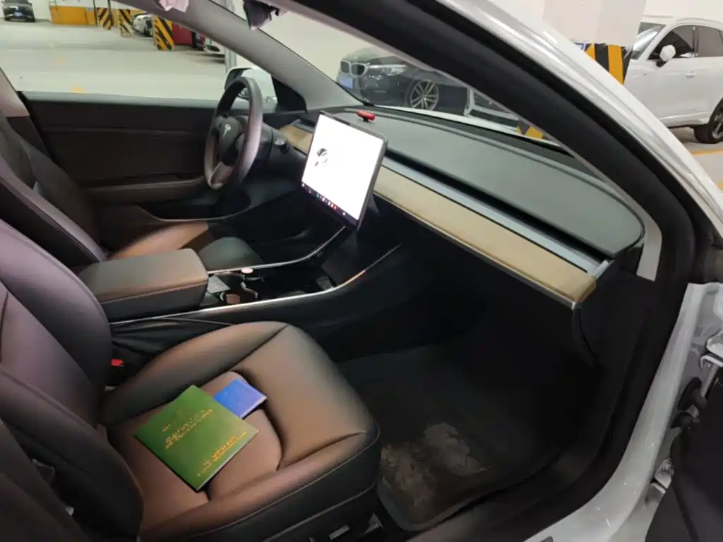 Tesla Model 3 — миниатюра 18