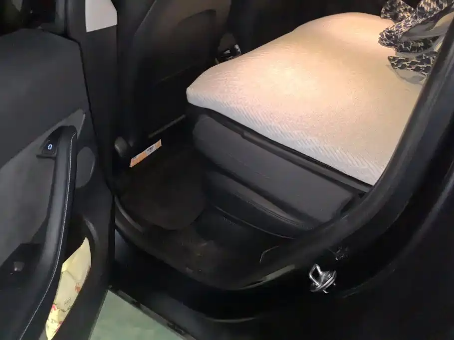 Tesla Model Y — миниатюра 11