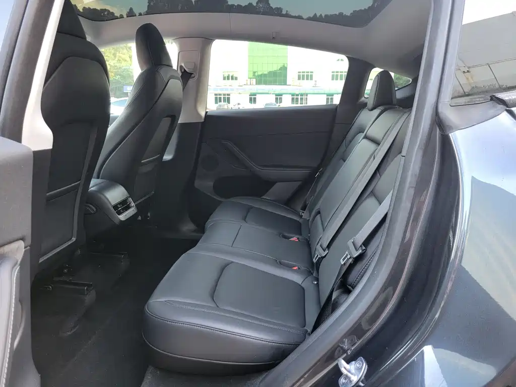 Tesla Model Y — миниатюра 7