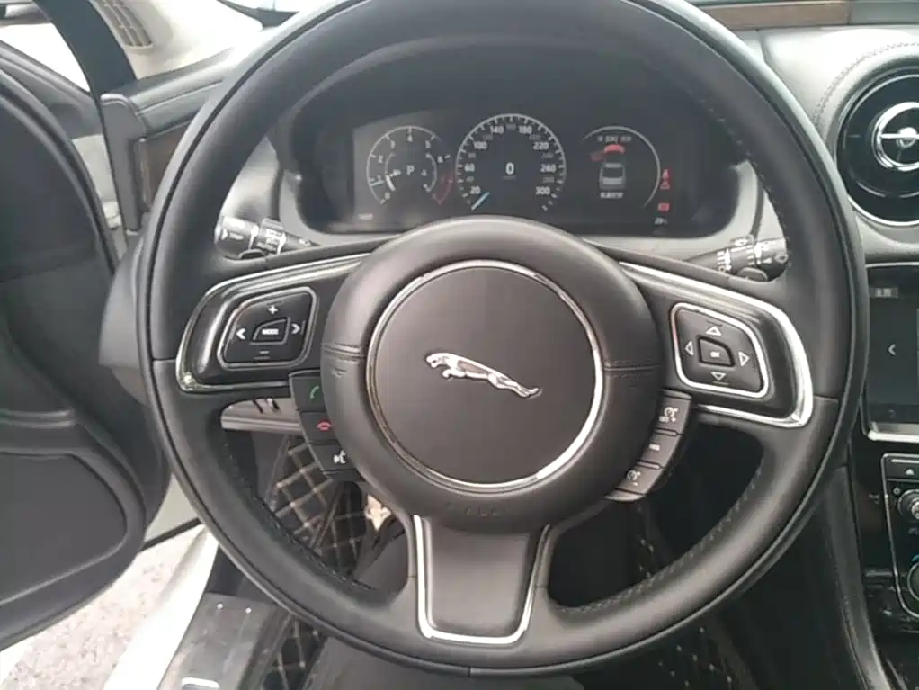 Jaguar XJ — миниатюра 11